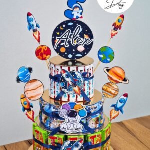 Tort din dulciuri ambalate personalizat Spațiul Cosmic – 20 porții (Tedi, Barni & Kinder Maxi)
