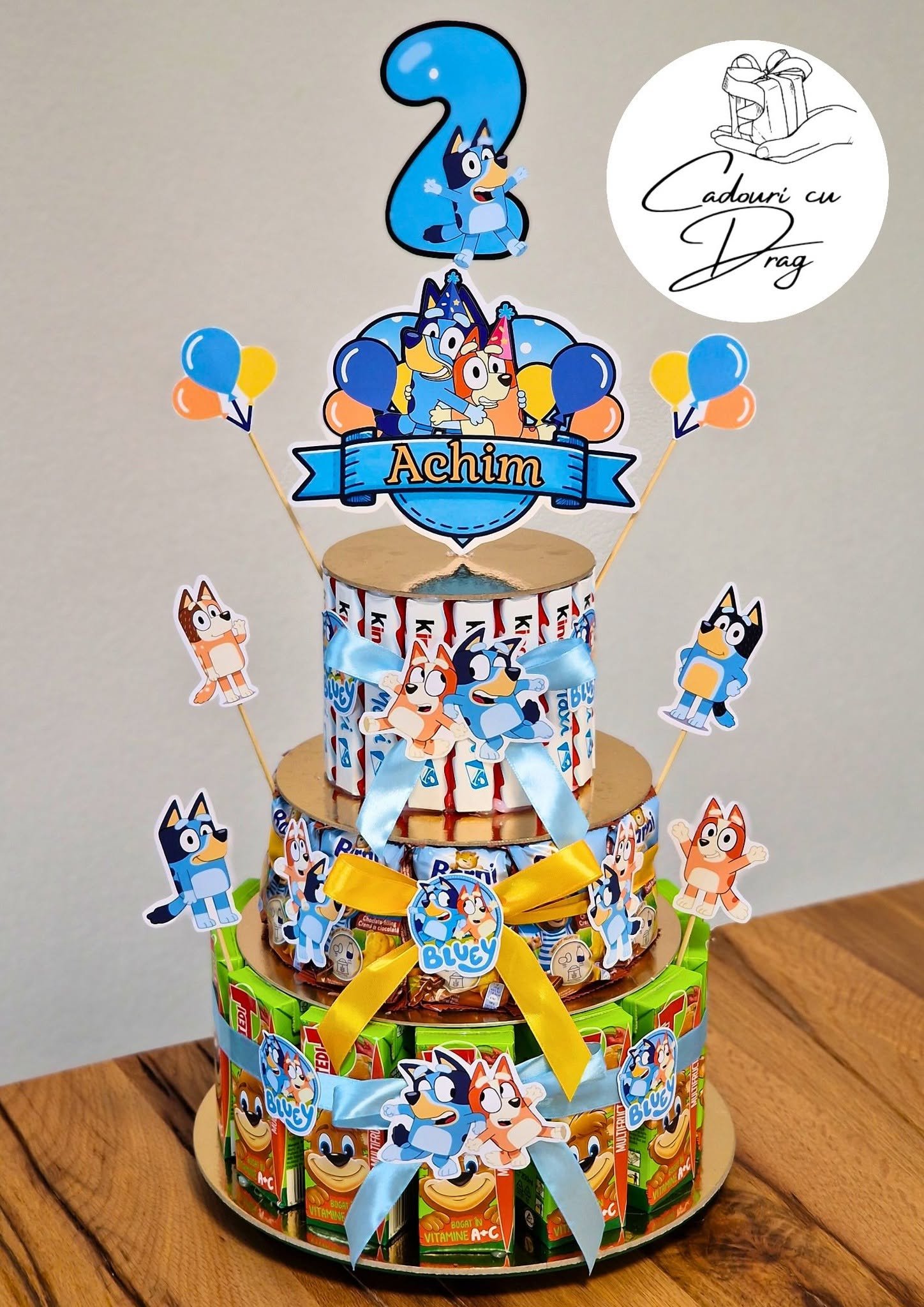 Tort din dulciuri ambalate personalizat Bluey & Bingo – 20 porții (Tedi, Barni & Kinder Maxi)