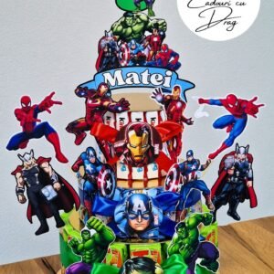 Tort din dulciuri ambalate personalizat – Super Eroi - 25 porții (Tedi, Barni & Kinder Maxi)