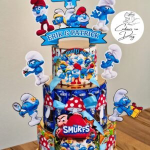 Tort din dulciuri ambalate personalizat Strumfi – 20 porții (Tymbark, Oreo & Kinder Maxi)