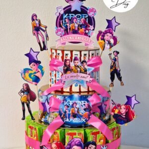 Tort din dulciuri ambalate personalizat K-pop Demon Hunters Huntrix – 25 porții (Tedi, Barni & Kinder Maxi)