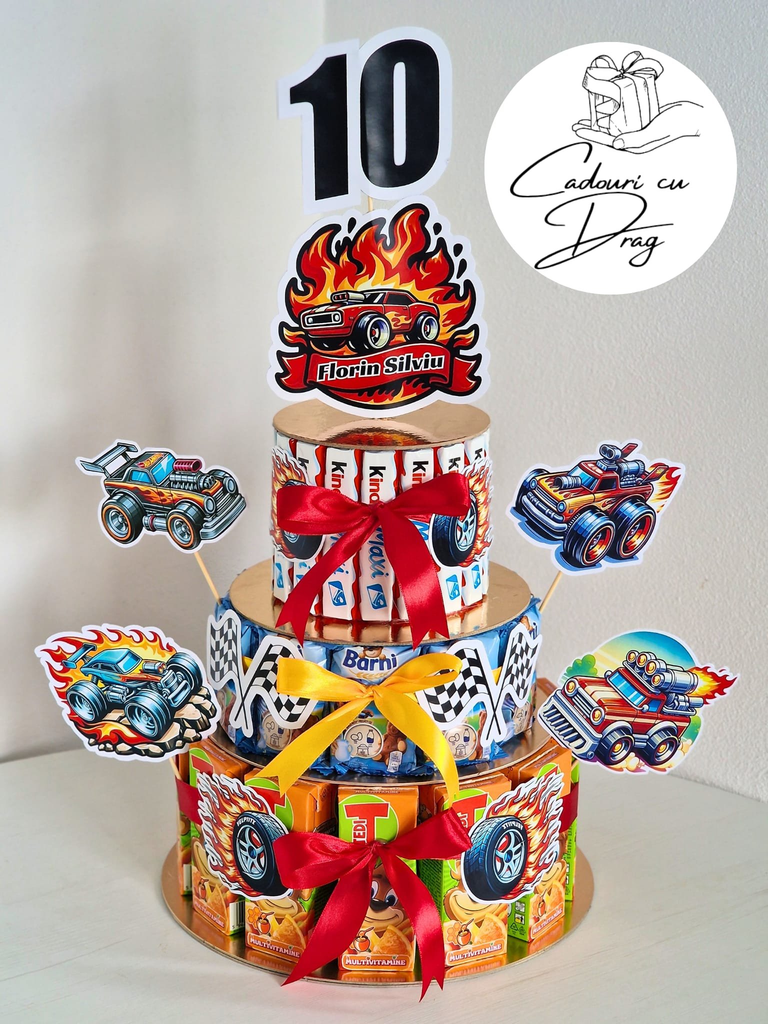 Tort din dulciuri ambalate personalizat Hot Wheels – 20 porții (Tedi, Barni & Kinder Maxi)