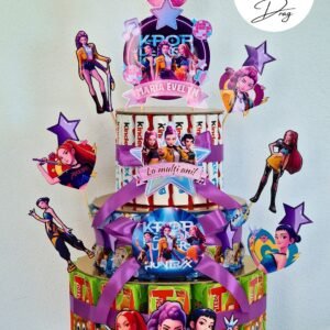 Tort din dulciuri ambalate personalizat K-pop Demon Hunters Huntrix – 15 porții (Tedi, Barni & Kinder Maxi)